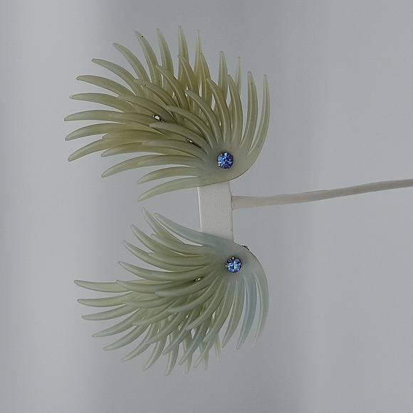 Vintage | Funky | Plastic | Clip Earrings - Picture 5 of 8